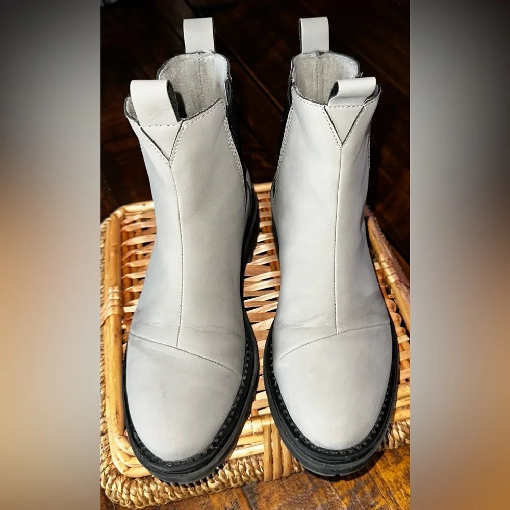 UEC TOMS Women's Skylar Chelsea boots Sz 7.5